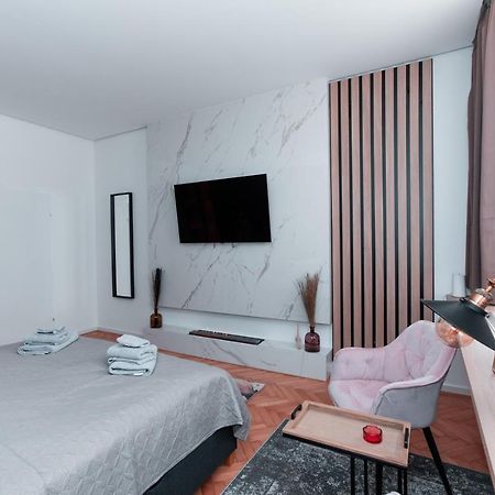 Petit Luxe Apartment Wina Bagian luar foto