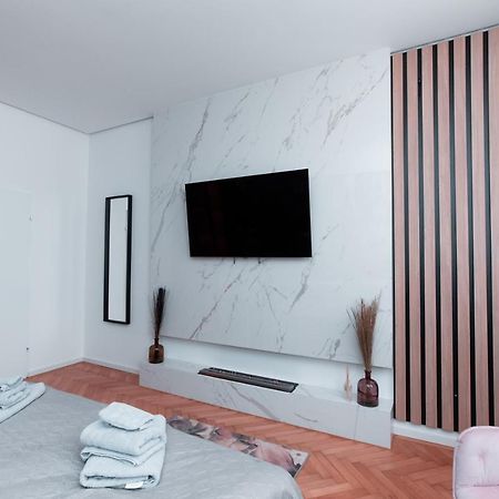 Petit Luxe Apartment Wina Bagian luar foto