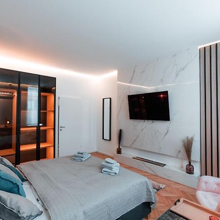 Petit Luxe Apartment Wina Bagian luar foto