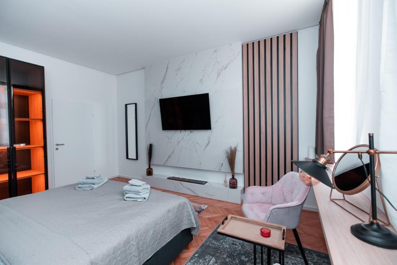 Petit Luxe Apartment Wina Bagian luar foto