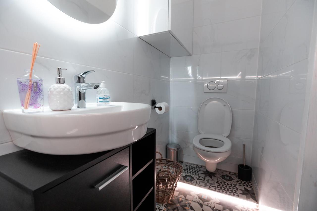 Petit Luxe Apartment Wina Bagian luar foto
