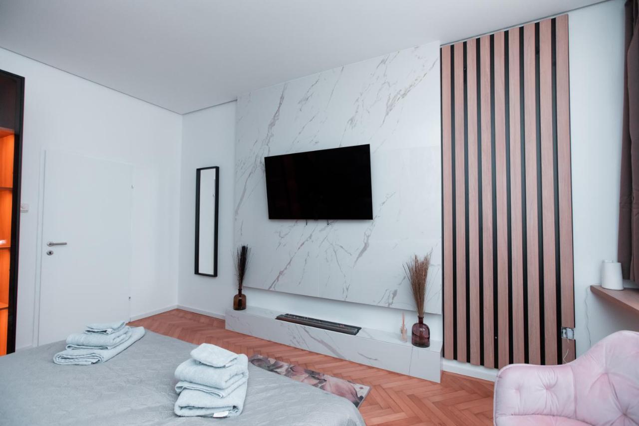 Petit Luxe Apartment Wina Bagian luar foto