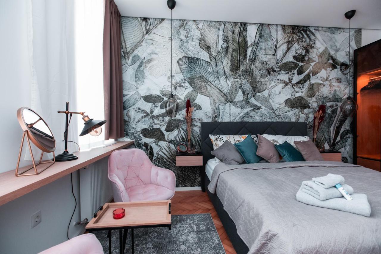 Petit Luxe Apartment Wina Bagian luar foto