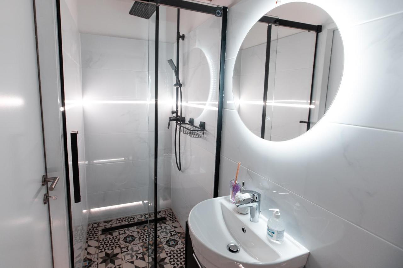 Petit Luxe Apartment Wina Bagian luar foto